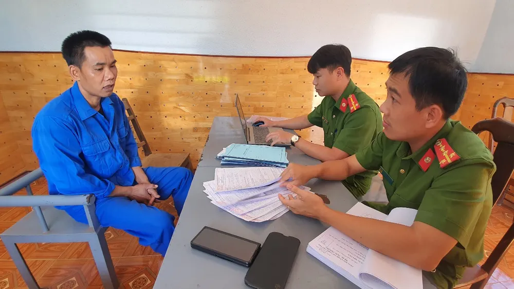 Bị can Hợp tại cơ quan công an. Ảnh: S.Đ mua bán đất.jpg