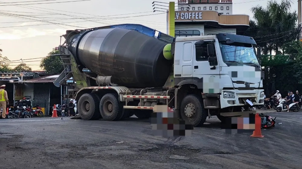Khu vực xảy ra va chạm khiến mẹ con bà T tử vong. Ảnh: CA. XE CHỞ BÊ TÔNG.jpg