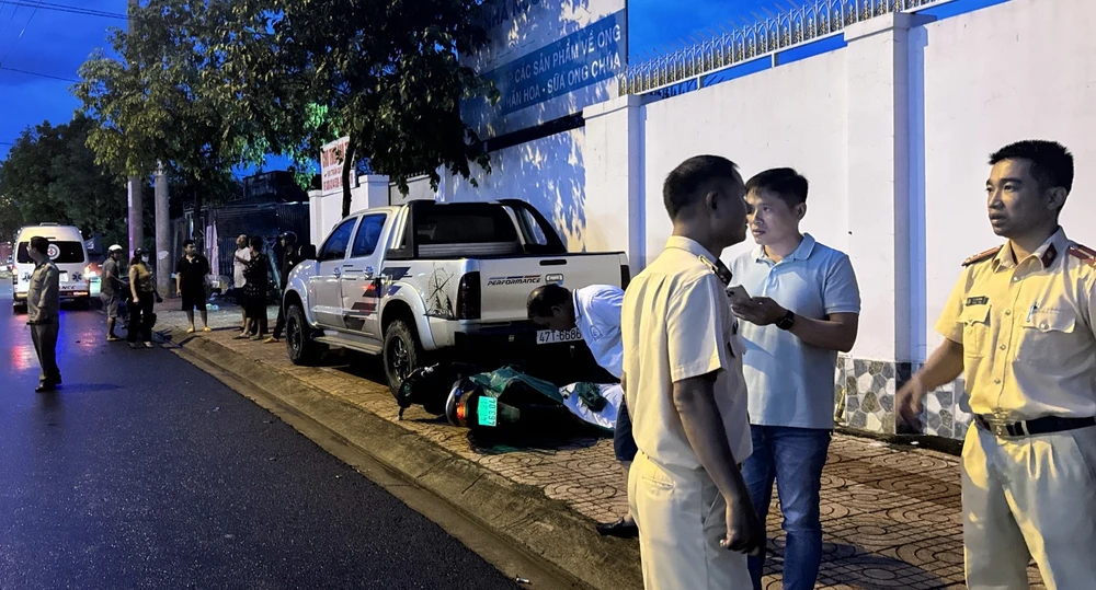 Ô tô đậu trên vỉa hè bị xe máy tông vào. Ảnh: N.T tông vào ô tô.jpg