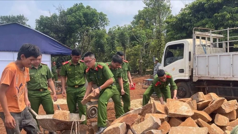 Lực lượng Công an huyện Krông Búk tích cực phối hợp để đẩy nhanh tiến độ thi công. Ảnh: C.A 84 căn nhà 2.jpg