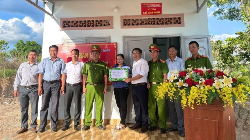 Chính quyền, công an địa phương bàn giao một căn nhà tình nghĩa cho người dân. Ảnh: C.A 84 căn nhà.jpg