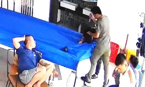 Hình ảnh Trang đánh người, gí dao vào gáy nạn nhân bị camera an ninh ghi lại. Ảnh cắt từ clip gí dao vào gáy.jpg
