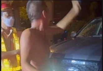 Ông N liên tục kiếm chuyện với lực lượng thực thi nhiệm vụ. Ảnh: N.H tài xế ô tô.jpg