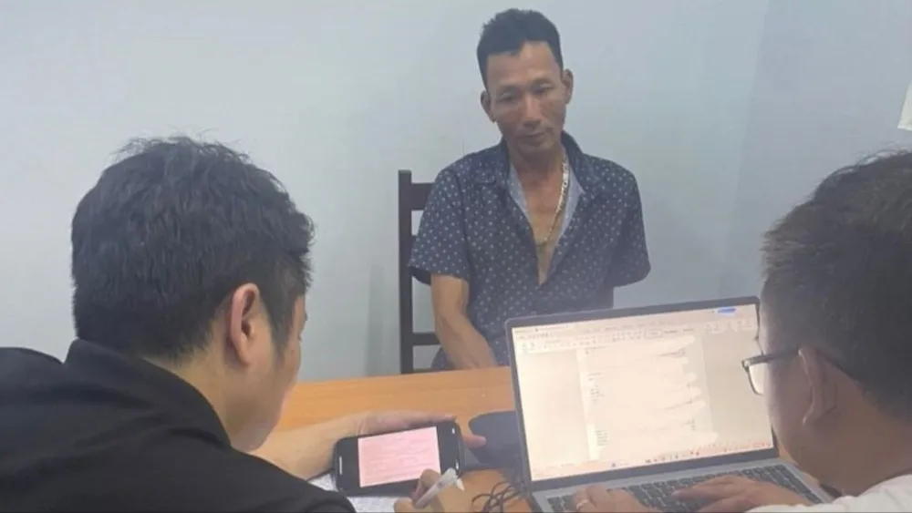 Nguyễn Công Việt tại cơ quan công an. Ảnh: C.A trốn truy nã.jpg