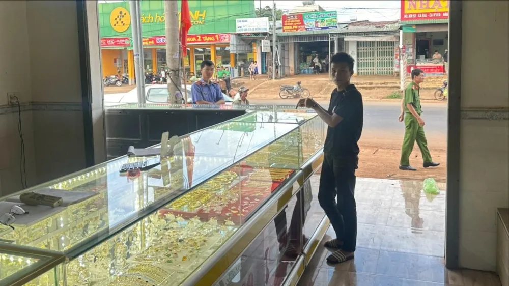 Nghi phạm T tại nơi gây ra vụ việc. Ảnh: C.A chủ tiệm vàng 1.jpg
