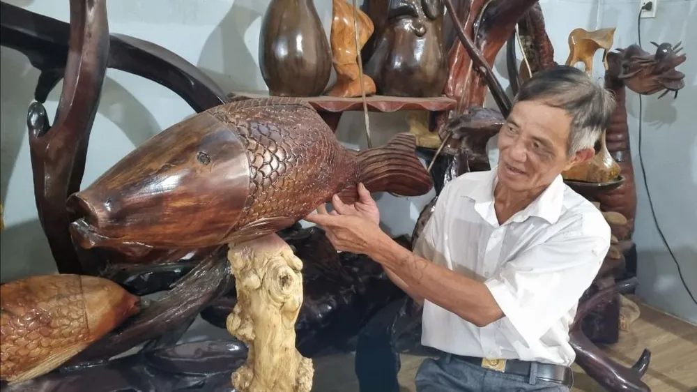 Sản phẩm cá chép bằng gỗ do ông Chương tự làm. Ảnh: TIẾN THOẠI nghiện ma túy 1.jpg