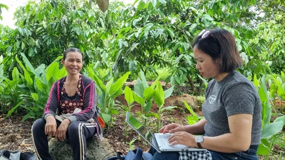 Vợ ông Chương (bìa trái) kể lại những tháng ngày tủi khổ khi chồng nghiện ma túy. Ảnh: TIẾN THOẠI nghiện ma túy 3.jpg