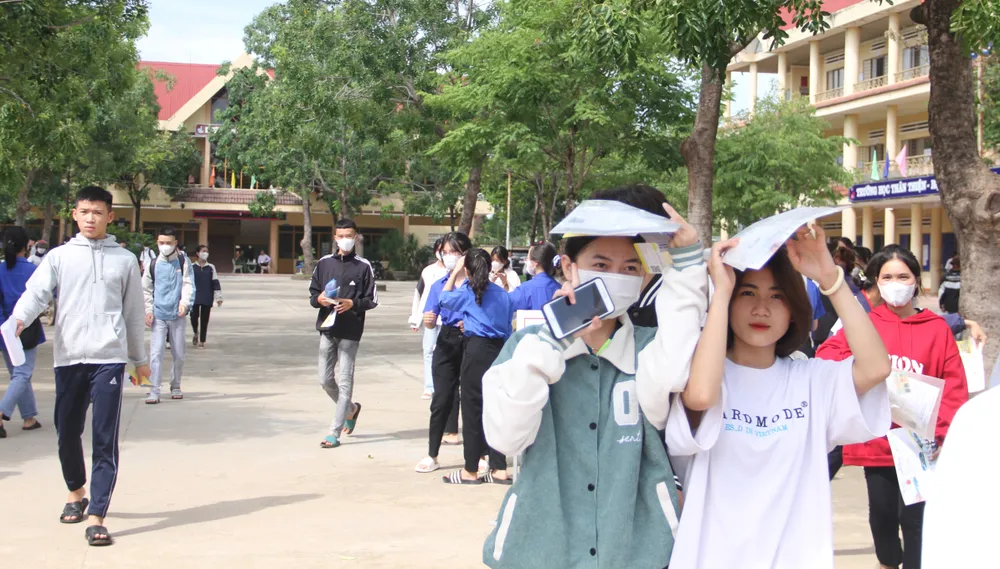 Thí sinh sau một buổi thi tốt nghiệp THPT ở Đắk Lắk. Ảnh: T.T thi tốt nghiệp THPT.JPG