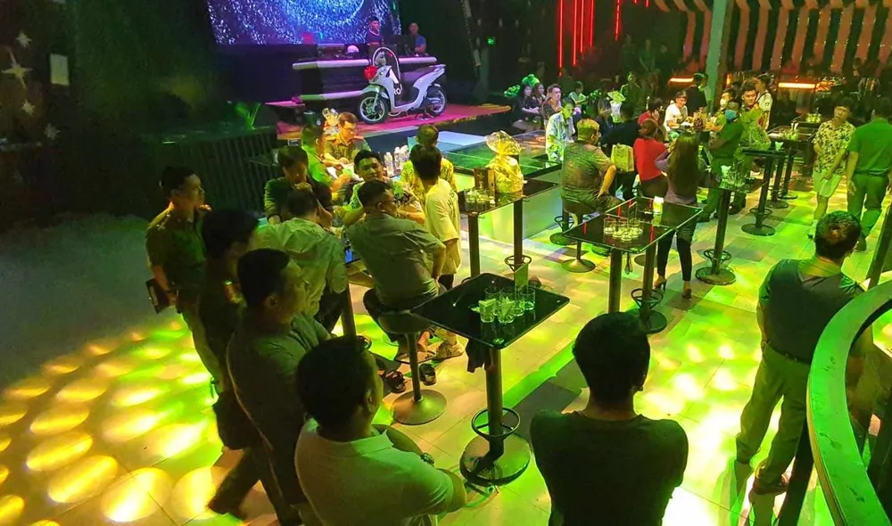 Công an kiểm tra, phát hiện nhiều nam nữ thanh niên phê ma túy trong quán bar. Ảnh: S.Đ nam nữ thanh niên.jpg