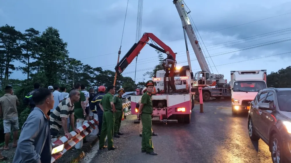 lật xe khách 13.jpg