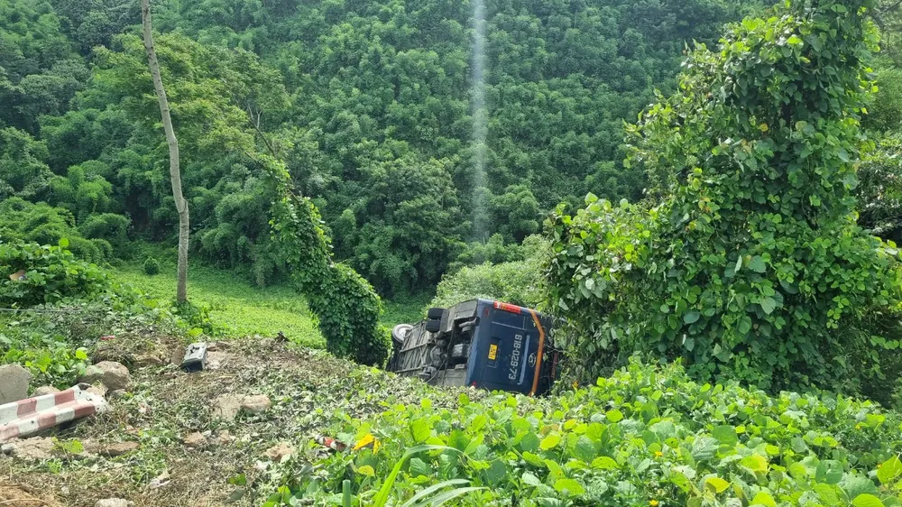 lật xe khách 2.jpg