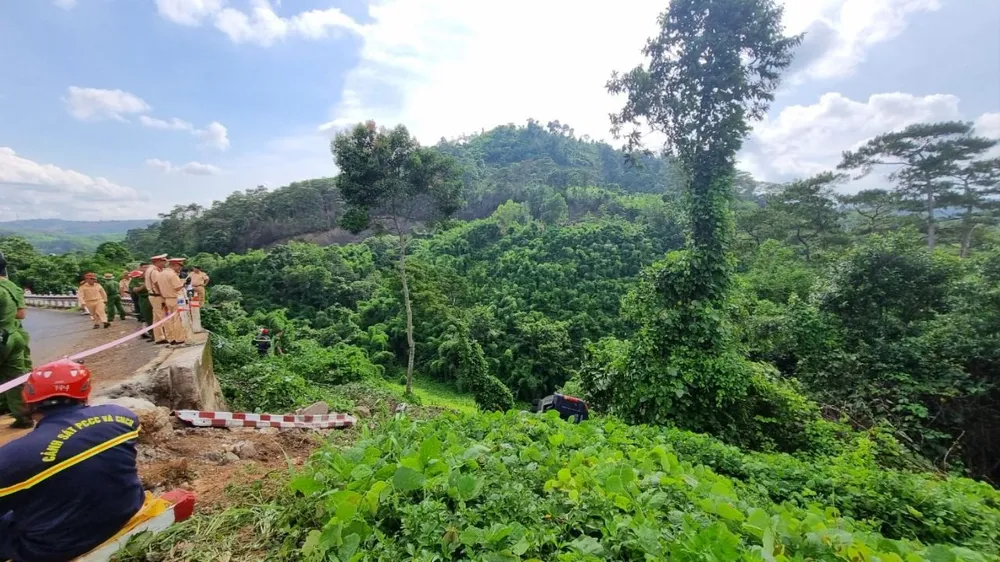 LẬT XE KHÁCH 5.jpg