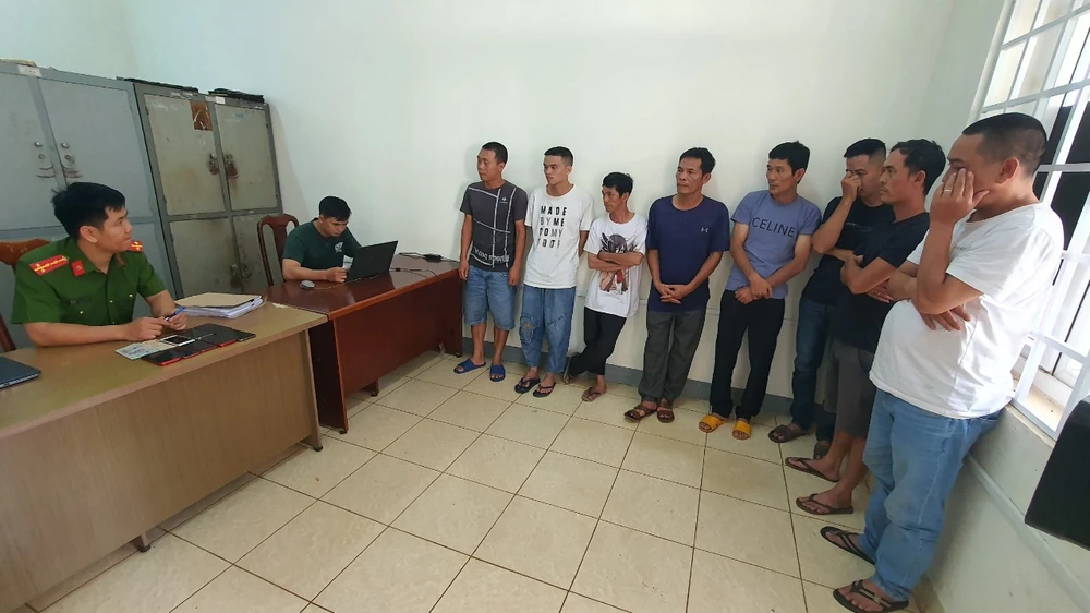 Nhóm người bị tạm giữ hình sự vì liên quan đường dây cá độ mùa Euro. Ảnh: S.Đ cá độ bóng đá.jpg