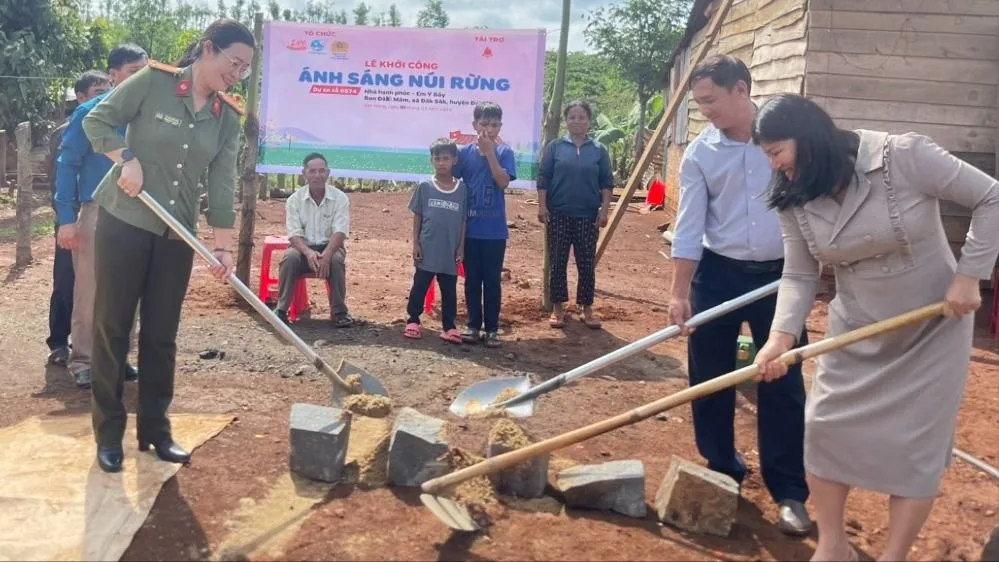 Lễ khởi công Ngôi nhà hạnh phúc cho hai anh em mồ côi. Ảnh: M.Q anh em mồ côi 1.jpg