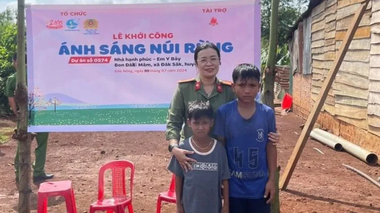 Hai anh em Y Bảy mồ côi cha từ nhỏ, được Ban Phụ nữ Công an tỉnh Đắk Nông nhận làm con nuôi. Ảnh: M.Q anh em mồ côi.jpg