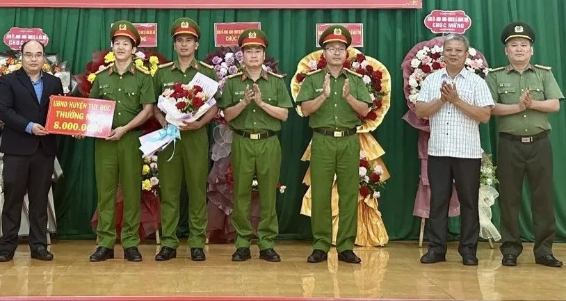 Lãnh đạo Huyện ủy, UBND huyện Tuy Đức biểu dương chiến tích của lực lượng công an. Ảnh: C.A hai vợ chồng 2.jpg