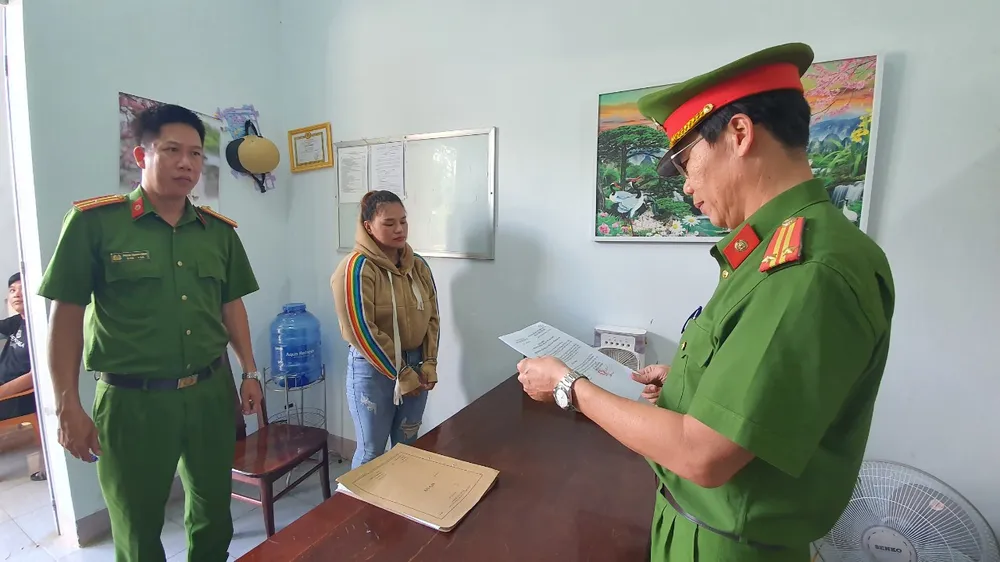 Bị can Hồ Thị Dung tại cơ quan công an. Ảnh: S.Đ nhân viên ngân hàng.jpg