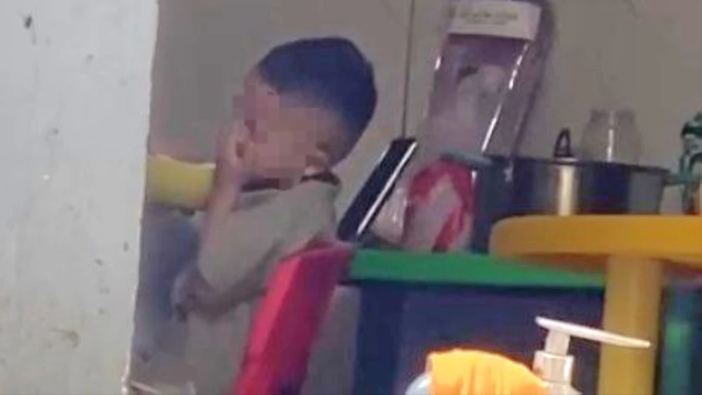Bé trai bị tát vào mặt vì ăn chậm. Ảnh: Cắt từ clip bạo hành trẻ.jpg