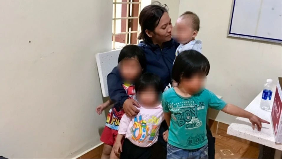 Bà Trịnh Thị Thơ, phóng viên Tạp chí Đời sống và Pháp luật (thường trú tại Đắk Lắk và Đắk Nông) đã đưa các bé đến nhờ chính quyền hỗ trợ, chăm sóc. Ảnh: K.N bốn cháu bé 3.jpg