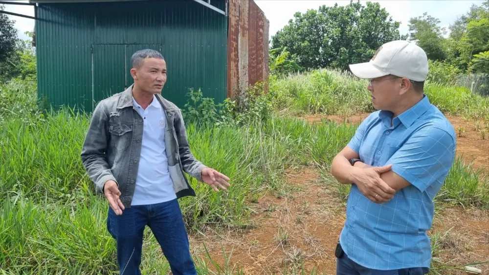 Ông Vũ Văn Viển (bên trái) cho rằng chưa phân chia tài sản, chưa đồng ý bán đất. Ảnh: TIẾN THOẠI sổ đỏ giả 3.jpg