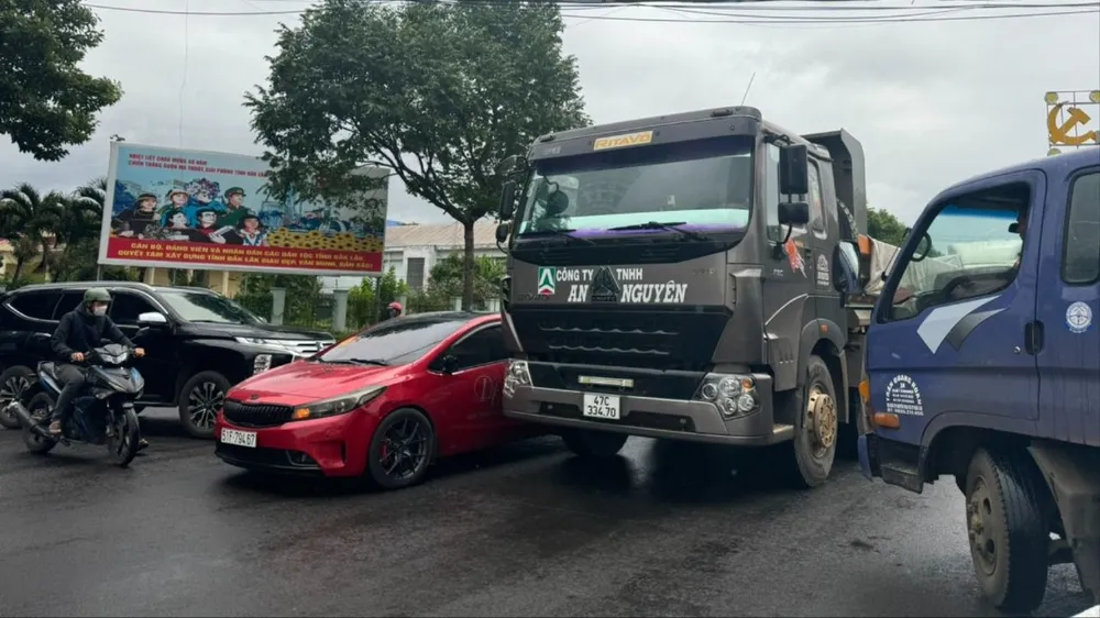 Hai chiếc xe tại thời điểm va chạm. Ảnh: T.H chú rể đánh tài xế 3.jpg