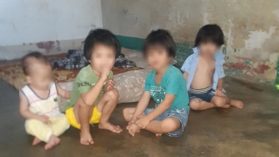 4 cháu bé được phát hiện trong căn trọ ẩm thấp, nhếch nhác. Ảnh: K.N 4 cháu bé 15.jpg
