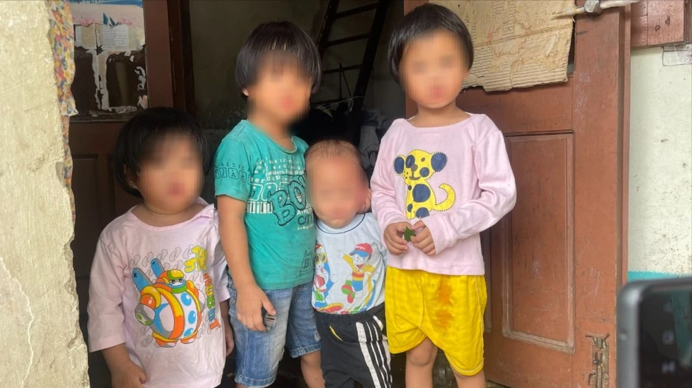4 cháu bé côi cút vì mẹ bị bắt để thi hành án. Ảnh: K.N bốn cháu bé 2.jpg