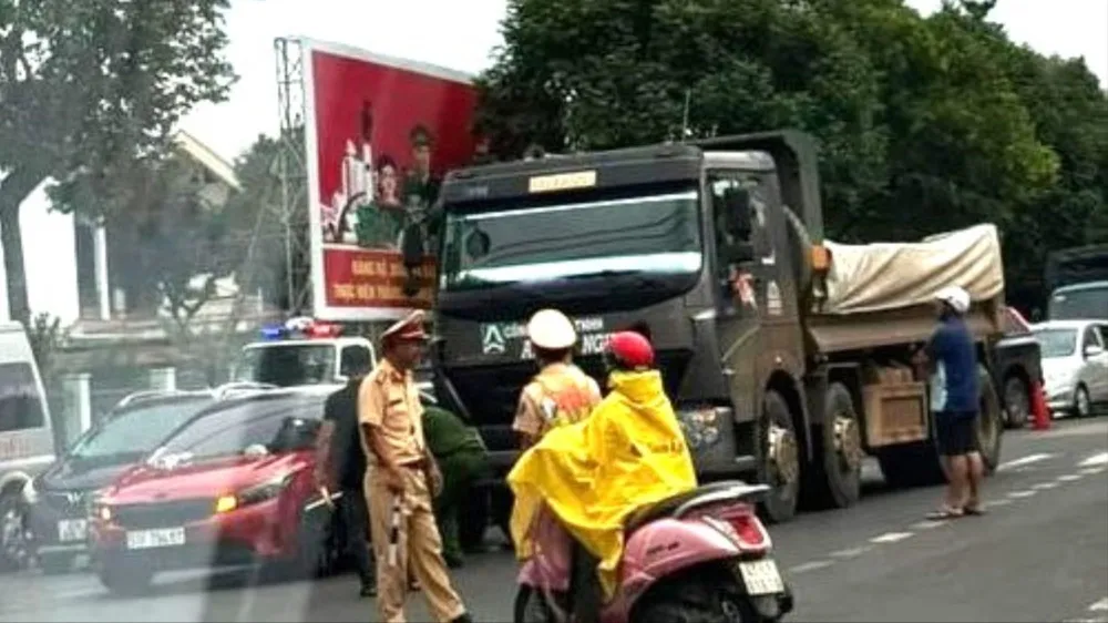 CSGT túc trực tại khu vực thực hiện khám nghiệm hiện trường. Ảnh: P.T chú rể đánh tài xế 10.jpg