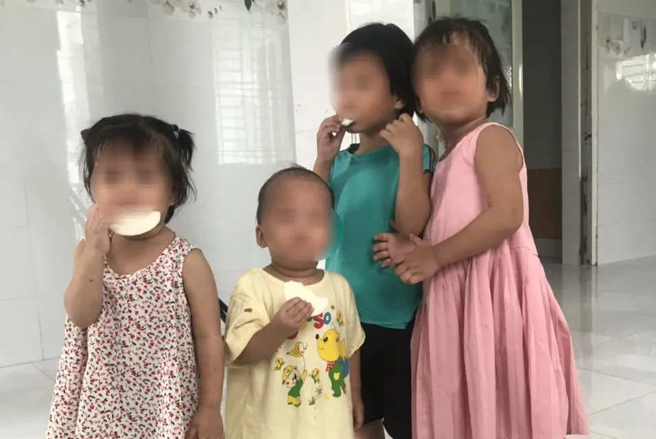 Các cháu đã được chính quyền địa phương quan tâm, hỗ trợ kịp thời. Ảnh: T.D 4 cháu bé 41.jpg