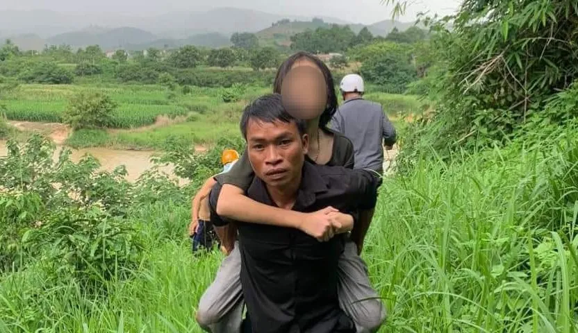 Trưởng buôn cõng bé gái lên bờ. Ảnh: N.D cứu bé gái.jpg