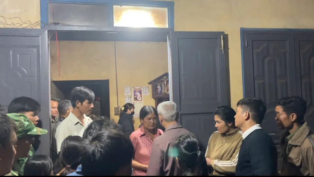Chính quyền địa phương đến thăm hỏi, động viên gia đình nạn nhân. Ảnh: Q.V anh em họ.jpg