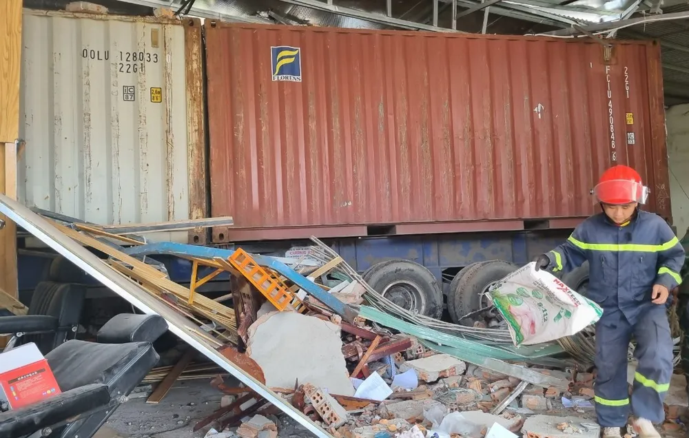 Xe container còn kẹt lại trong nhà dân. Ảnh: TIẾN THOẠI lao vào nhà dân 13.jpg