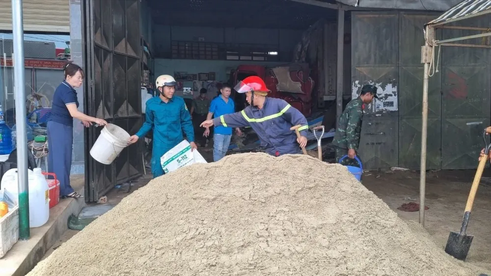 Nhiều lực lượng tham gia hỗ trợ người dân. Ảnh: TIẾN THOẠI LAO VÀO NHÀ DÂN 16.jpg