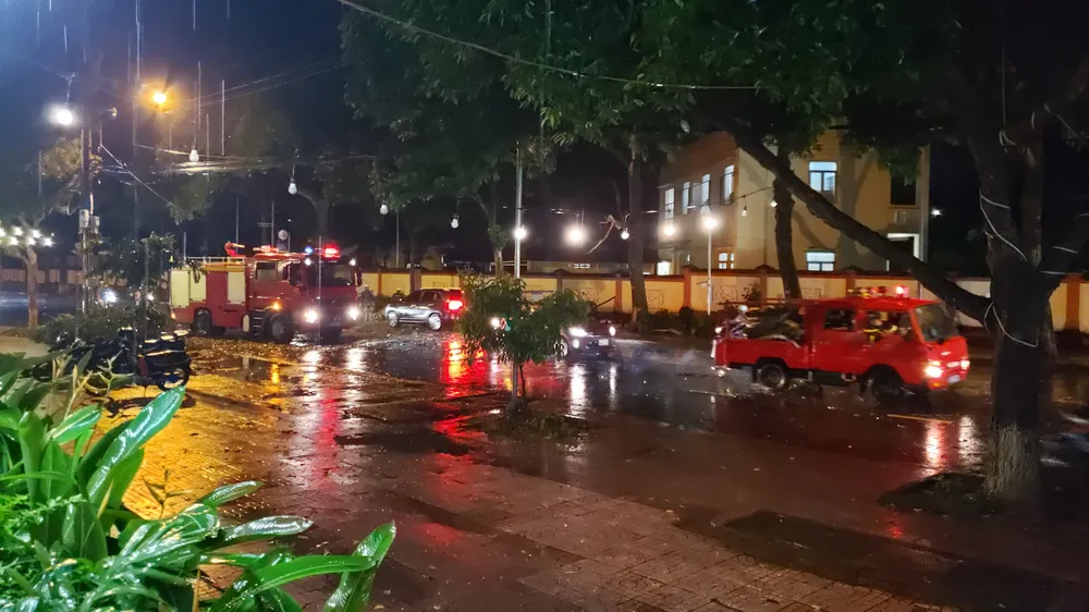 Lực lượng chức năng đến hiện trường, dọn dẹp cây xanh bị gãy đổ. Ảnh: TUẤN ANH cây xanh gãy 4.jpg