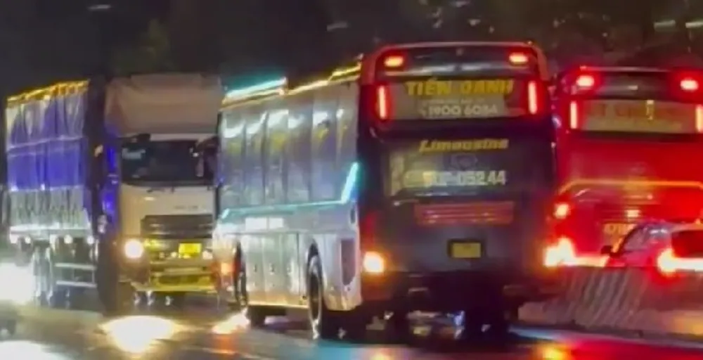 Xe khách chạy ngược chiều trên đường phố. Ảnh chụp màn hình xe khách chạy ngược chiều 1.jpg