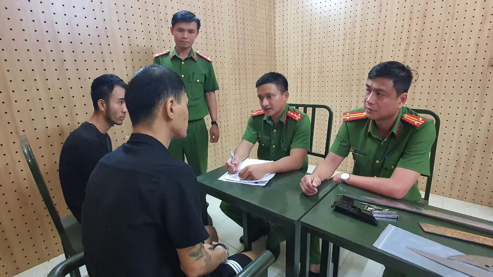 Công an lấy lời khai 2 nghi phạm vụ nổ súng vào nhà người khác vì cãi nhau trên facebook. Ảnh: S.Đ Nổ súng vào nhà người khác vì cãi nhau trên Facebook