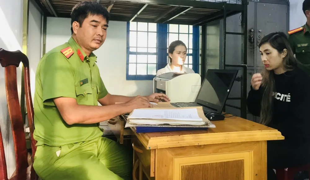 Một phụ nữ từ nước ngoài về, vừa xuống sân bay Tân Sơn Nhất bị công an bắt