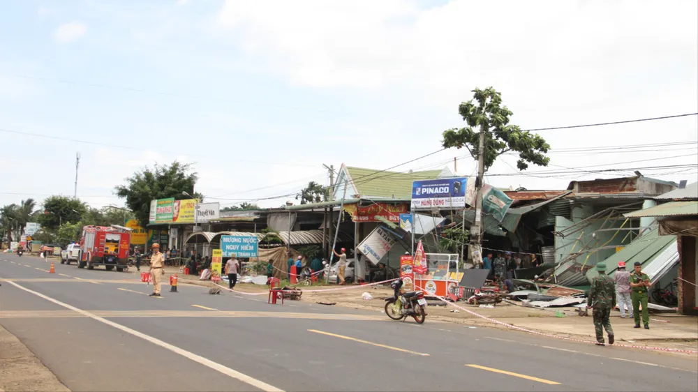 Quốc lộ 14 đoạn qua chợ 312 rất thẳng nhưng vẫn thường xuyên xảy ra tai nạn giao thông. Ảnh: TIẾN THOẠI tai nạn giao thông 1.JPG