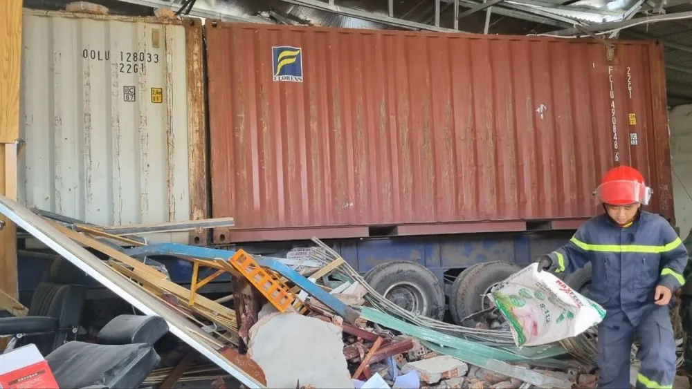 Xe container lao vào nhà dân làm ba người tử vong. Ảnh: TIẾN THOẠI tai nạn giao thông 3.jpg