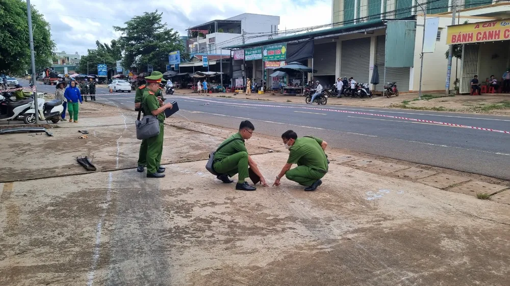 Công an khám nghiệm hiện trường một vụ tai nạn giao thông trên quốc lộ 14 đoạn qua chợ 312. Ảnh: TIẾN THOẠI tai nạn giao thông 4.jpg