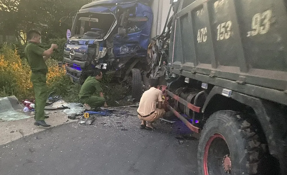 Công an đang điều tra, làm rõ nguyên nhân vụ tai nạn. Ảnh: N.H BỂ NÁT PHẦN ĐẦU 1.jpg