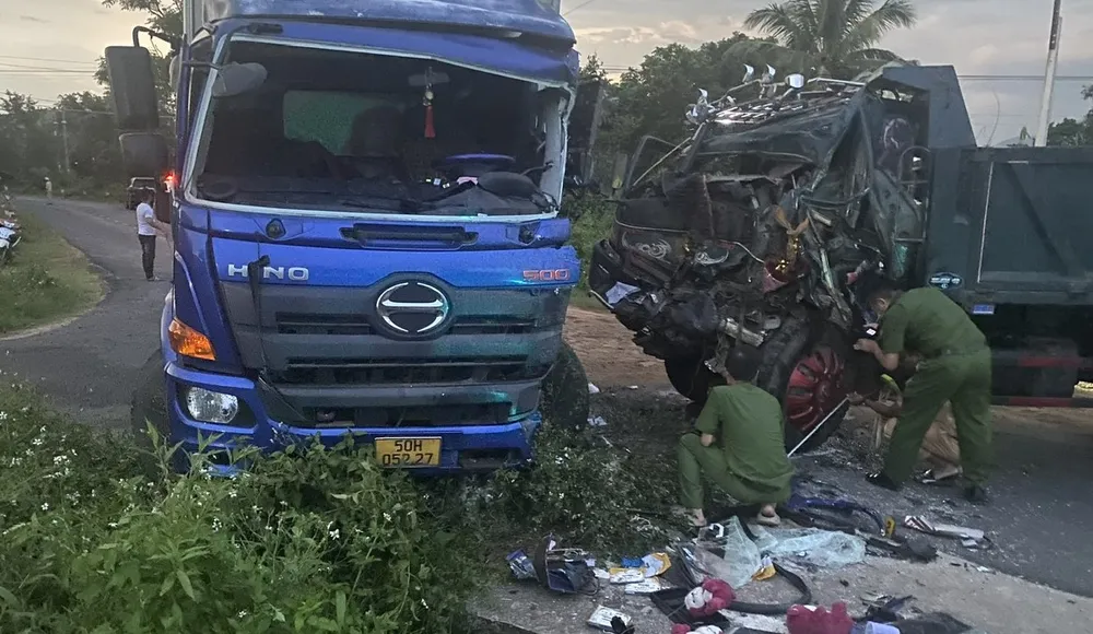 Xe ben bể nát hoàn toàn phần đầu sau tai nạn. Ảnh: N.H BỂ NÁT PHẦN ĐẦU.jpg