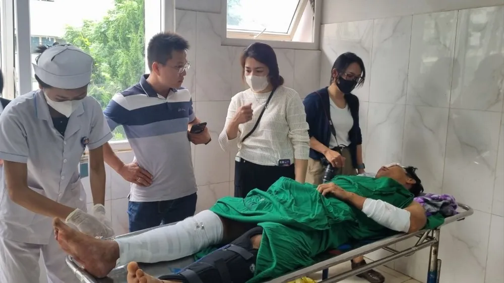 Tài xế Hoàng đang cấp cứu tại bệnh viện. Ảnh: T.T đường tránh buôn hồ 15.jpg