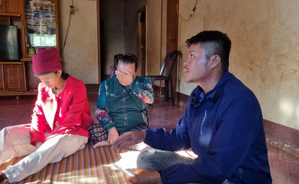 Bà nội bé gái (ở giữa) khóc rất nhiều vì chưa kịp gặp mặt cháu. Ảnh: TIẾN THOẠI bé gái hai ngày tuổi 2.jpg