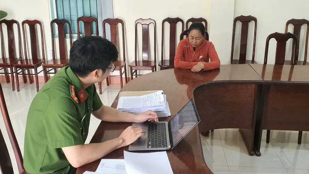Bà Đặng Thị Ánh Thu tại cơ quan công an. Ảnh: S.Đ một phụ nữ.jpg