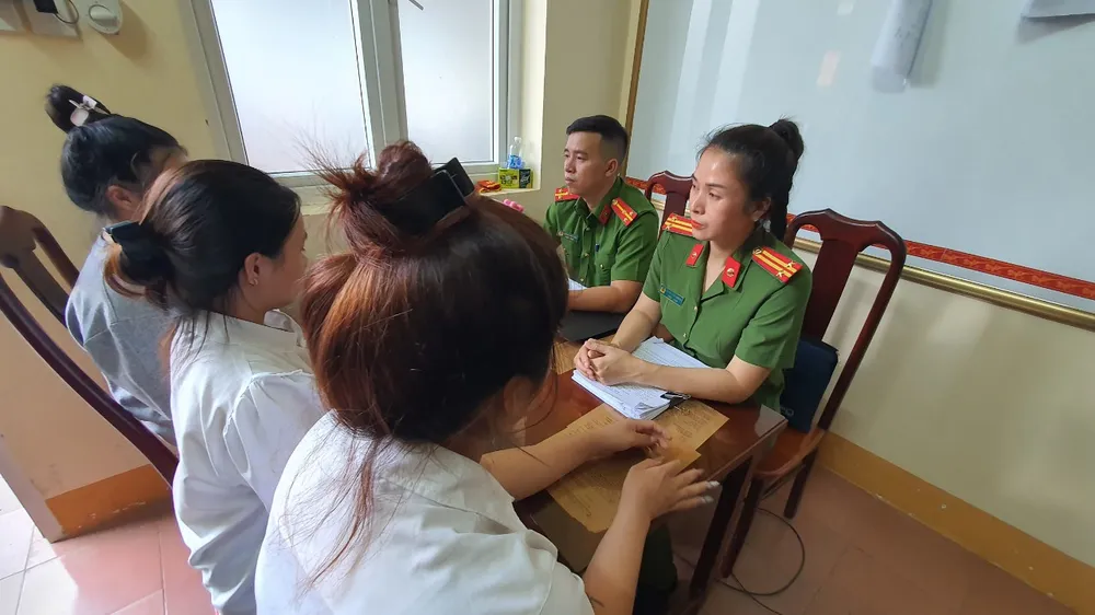 Nhóm bị can lừa bán hai bé gái tại cơ quan công an. Ảnh: S.Đ Nhóm bị cán lừa bán hai bé gái