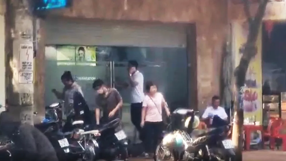 Nha khoa Việt Pháp ở Đắk Lắk vẫn mở cửa đón bệnh nhận. Ảnh: Cắt từ clip Nha khoa Việt Pháp 1.jpg