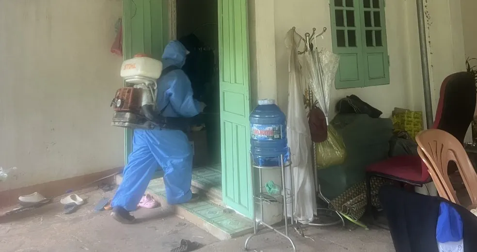 Nhân viên y tế phun hóa chất xử lý một ổ dịch sốt xuất huyết tại Đắk Lắk. Ảnh: Y.T SỐT XUẤT HUYẾT.jpg