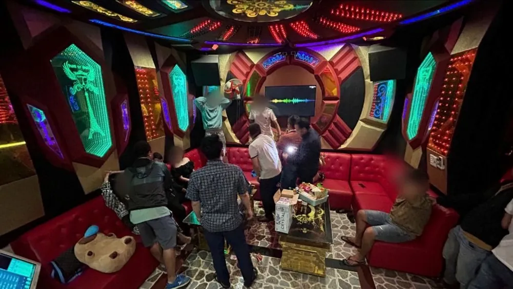 Công an bắt quả tang nhóm người sử dụng ma túy tại quán karaoke. Ảnh: M.Q quản lý quán karaoke.jpg