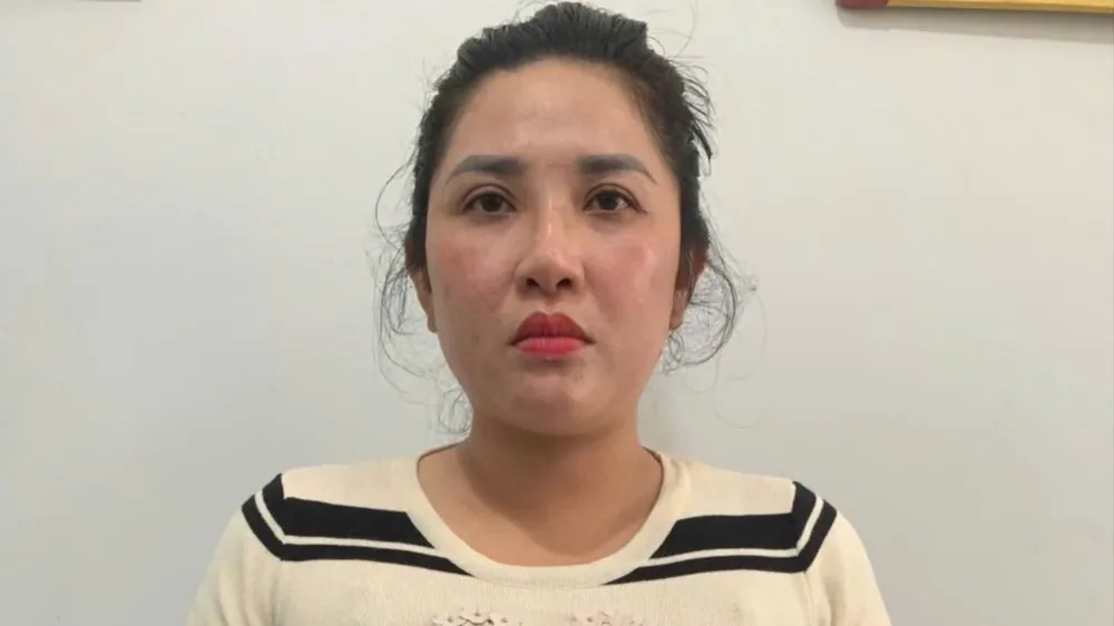 Bà Dung tại cơ quan công an. Ảnh: C.A sổ hồng giả.jpg